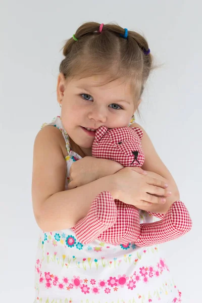 Retrato Criança Caucasiana Três Anos Abraçando Urso Brinquedo Fundo Branco — Fotografia de Stock