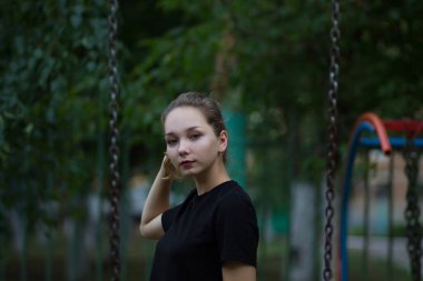 Yazın kameraya bakan genç bir kızın portresi