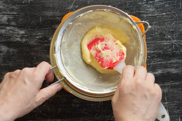 Horní Pohled Ženy Ruce Pouring Krém Přes Síto Pomocí Špachtle — Stock fotografie