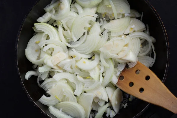 Vista Dall Alto Frittura Caramellatura Cipolla Tagliata Padella Sfondo Nero — Foto Stock