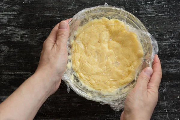 Vue Dessus Des Mains Femme Tenant Bol Avec Crème Anglaise — Photo