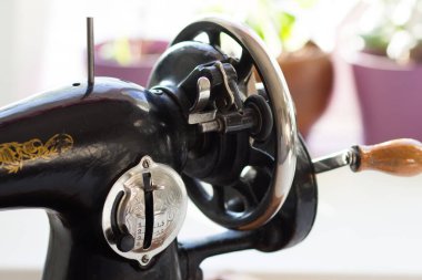 Eski manuel dikiş makinesinin bir parçası olarak tahta saplı makine makarası.