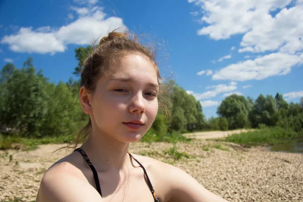 Portré Fiatal Lány Néz Kamera Kék Háttér Nyáron — Stock Fotó