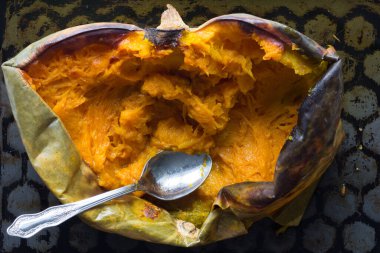 Kabağın yarısını kaşık ile pişirme tepsisinde pişirdim.