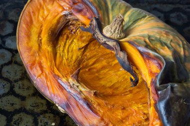 Fırında pişmiş yarım balkabağı