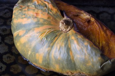 Fırında pişmiş yarım balkabağı