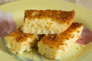 Tabakta pişmiş mannik irmik güveci parçaları.