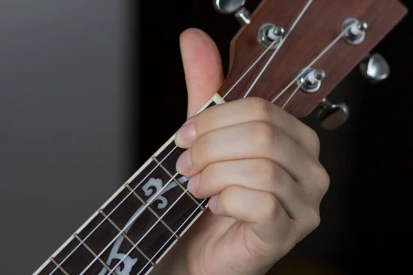 Kvinna Hand Spelar Ukulele Svart Bakgrund — Stockfoto