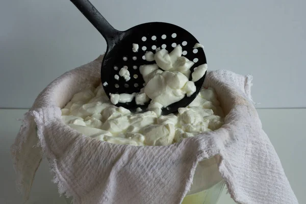 Skimmer com bagunça de queijo fermentado ou queijo cottage ou iogurte grego colocando-o na toalha de waffle — Fotografia de Stock