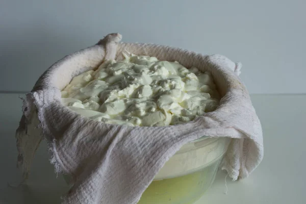 Mess van gefermenteerde kaas of cottage kaas of Griekse yoghurt op de wafel handdoek om het te scheiden van wei — Stockfoto