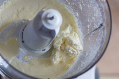 Mutfak işlemcisinde ev yapımı taze tereyağı ve tereyağı var.