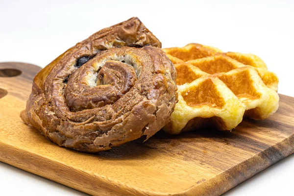 Tahta tepside waffle ile taze ekmek yakın.