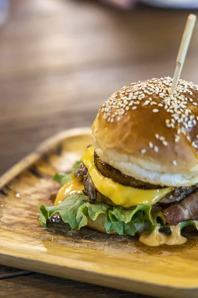 Cerrar Hamburguesa Carne Plato Madera —  Fotos de Stock