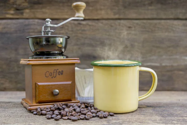 Eine Gelbe Blechtasse Heißen Kaffee Mit Kaffeemühle Und Kaffeebohne Auf — Stockfoto