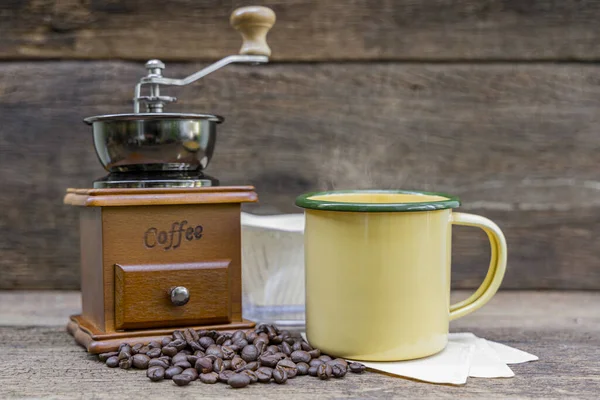 Eine Gelbe Blechtasse Heißen Kaffee Mit Kaffeemühle Und Kaffeebohne Auf — Stockfoto