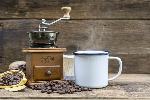 Eine Weiße Blechtasse Heißen Kaffee Mit Kaffeemühle Und Kaffeebohnen Auf — Stockfoto