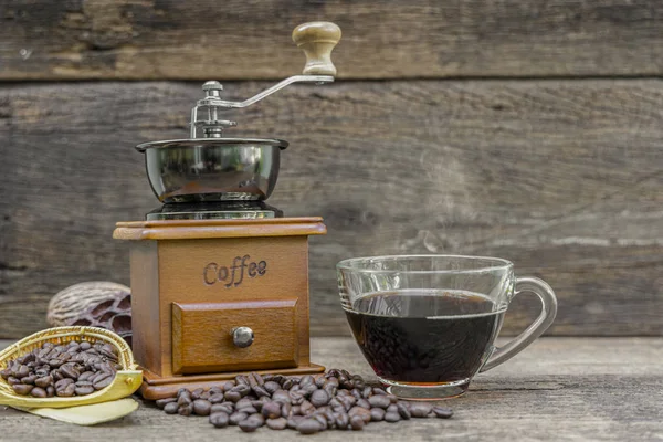 Eine Tasse Heißen Kaffee Mit Kaffeemühle Und Kaffeebohnen Auf Dem — Stockfoto