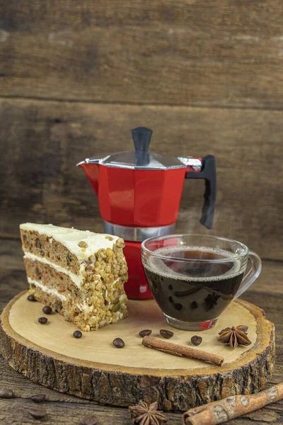Bir fincan sıcak kahve, kek ve İtalyan kahve demliği (Moka) ahşap masada..