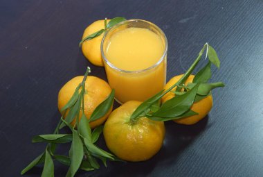 İspanya 'dan portakallı mandalinalar ve meyve suyuyla yapraklar.