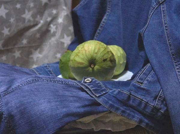 Cherimoyas Intensa Cor Verde Entre Plásticos — Fotografia de Stock