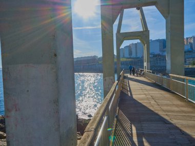 Galiçya 'daki La Corua sahillerinde yürüyorum.