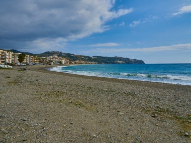 Sabahları Granada 'daki Herradura köyünün sahilinde yürüyorum.        