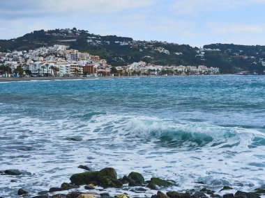 Sabahları Granada 'daki Herradura köyünün sahilinde yürüyorum.        