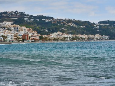 Sabahları Granada 'daki Herradura köyünün sahilinde yürüyorum.        