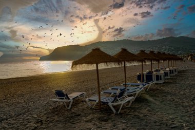 Altın saatlerde Granada 'da La Herradura plajı boyunca yürüyoruz.