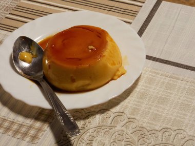 Küçük bir atıştırmalık için çok büyük ev yapımı muhallebi.