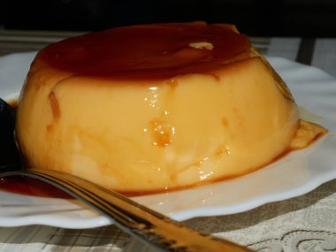 Küçük bir atıştırmalık için çok büyük ev yapımı muhallebi.