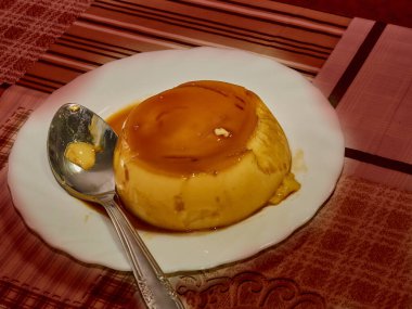 Küçük bir atıştırmalık için çok büyük ev yapımı muhallebi.