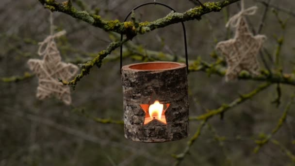 神奇的木制蜡烛灯笼 在神秘的森林里点着蜡烛 然后我们把蜡烛吹灭 — 图库视频影像