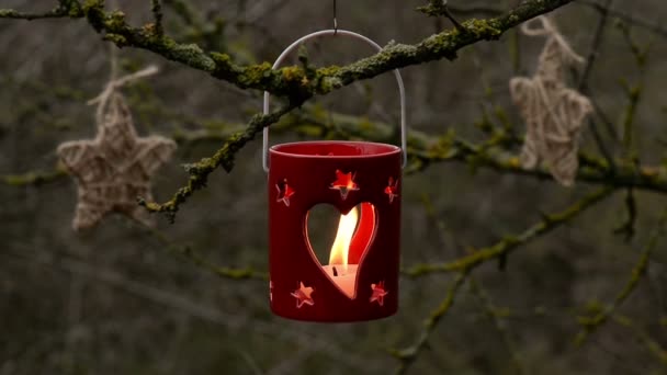 关闭一个可爱的红色陶瓷灯笼与白色的蜡烛 黄昏时分 我们把蜡烛吹灭了 苔藓的枝条在后面 这段录像有着美丽的神秘和浪漫的气氛 — 图库视频影像