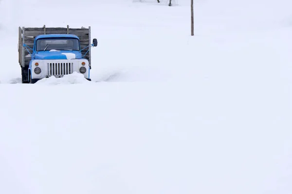 Camión azul aislado sobre fondo de nieve blanca en invierno — Foto de Stock