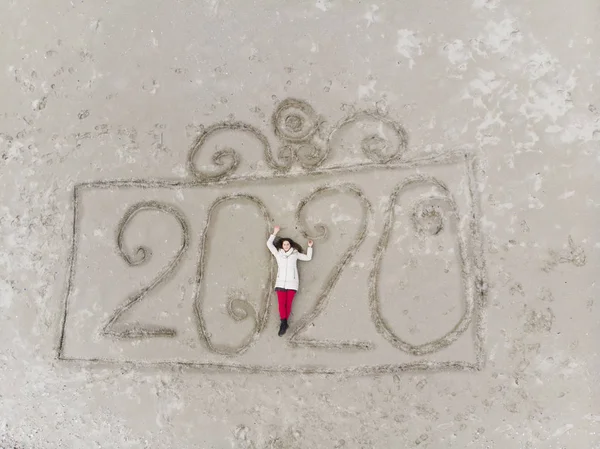 Topdown Drone Selfie de una mujer piloto en la playa acostada en 2020 — Foto de Stock