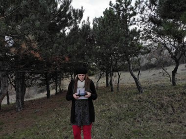 Dişi İHA Pilotu Ormanda İHA Kontrol Ediyor