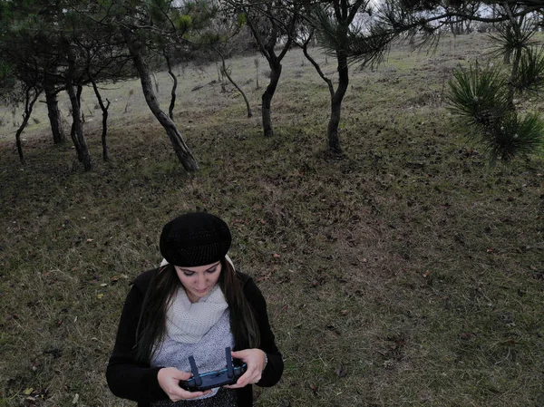 Piloto de drones hembra sosteniendo un controlador de drones en un bosque durante — Foto de Stock