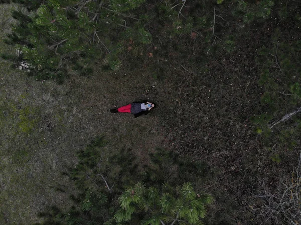 Piloto de drones hembra sosteniendo un controlador de drones y tomando un selfi — Foto de Stock