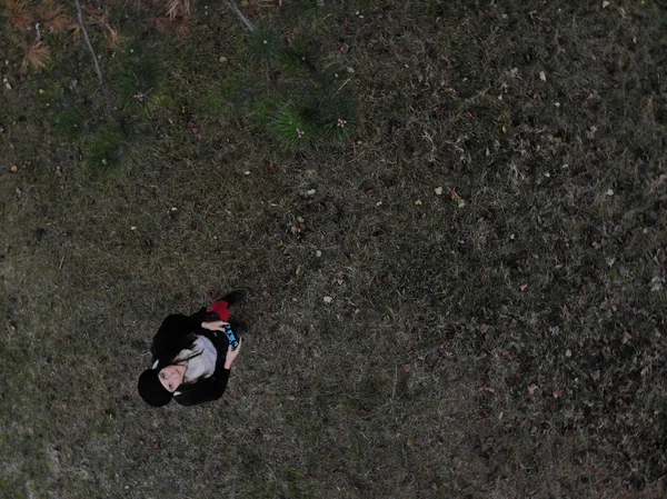 Piloto de drones hembra sosteniendo un controlador de drones en un bosque durante —  Fotos de Stock