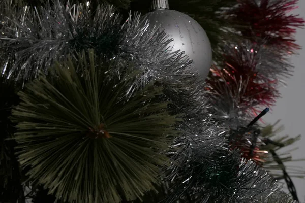 Chiudi Veduta di un albero di Natale con lampade e decorazioni — Foto Stock