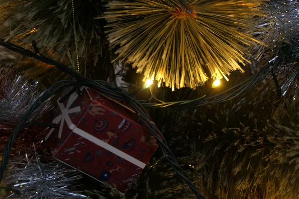 ランプと装飾が施されたクリスマスツリーの近くのビュー — ストック写真
