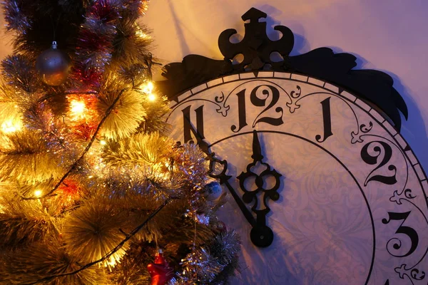 Vintage Clock showing midnight and a Christmas Tree with Decorat — Stock Photo, Image