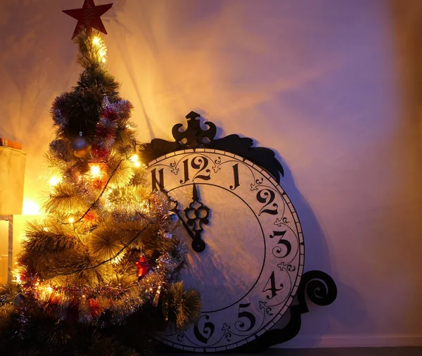 Gece yarısını gösteren klasik saat ve dekorlu bir Noel Ağacı — Stok fotoğraf