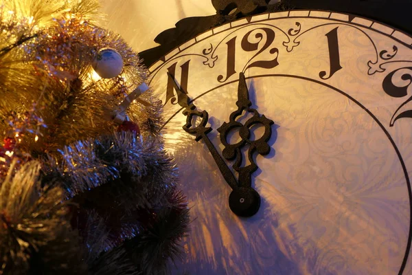 Orologio Vintage che mostra mezzanotte e un albero di Natale con decoro — Foto Stock