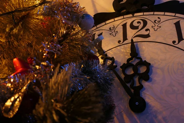 Orologio Vintage che mostra mezzanotte e un albero di Natale con decoro — Foto Stock