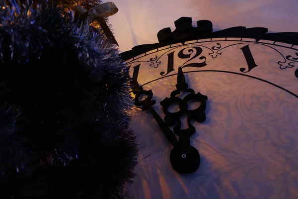 Gece yarısını gösteren klasik saat ve dekorlu bir Noel Ağacı — Stok fotoğraf