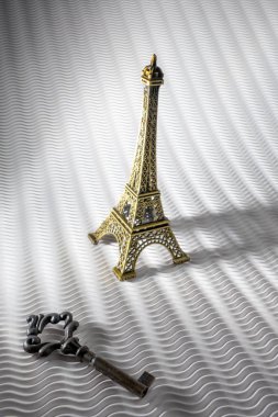 Beyaz bir arkaplanda izole edilmiş Vintage Property Key ve Eiffel Tower Miniature