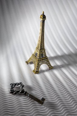 Vintage Mülkiyet Anahtarı ve Eiffel Kulesi Minyatürü