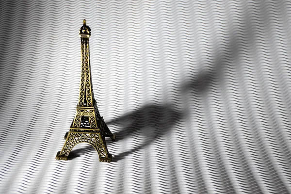 Tour Eiffel Acier Miniature Isolée Sur Motif Blanc Fond — Photo